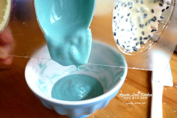 如果要做空心的蛋，可以讓巧克力在模型中停留3-5分，邊緣凝固了再把中間流動的巧克力倒出來，最後脫膜就完成了。