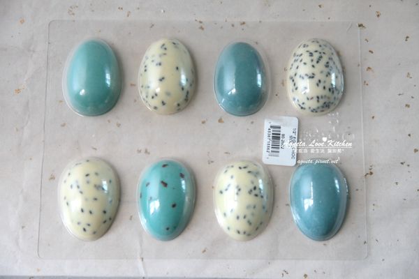 模型不需要做什麼處理，巧克力涼透之後就能輕易脫膜了。