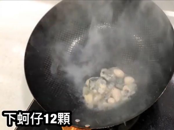 下少許油
先把鮮蚵煎到表面焦黃，起鍋前加入少許鹽調味