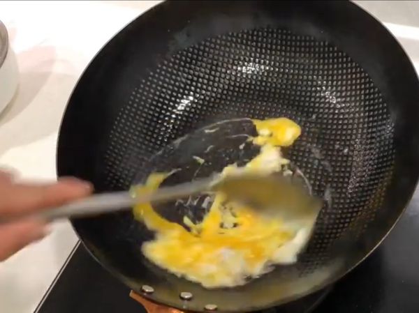 下15cc油
下一顆蛋炒散，放入飯（262g)
