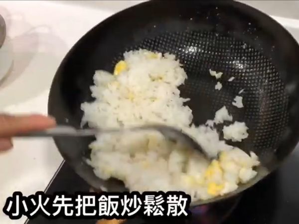 小火先把飯炒鬆散
鬆散後再加入昆布粉5cc