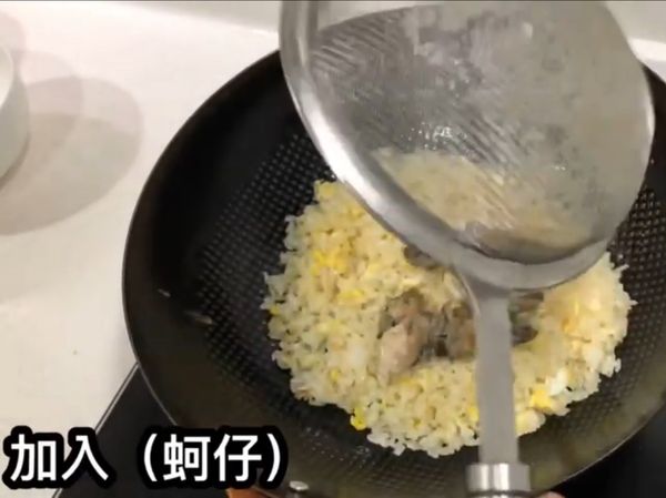 調味料炒勻後再下蚵仔