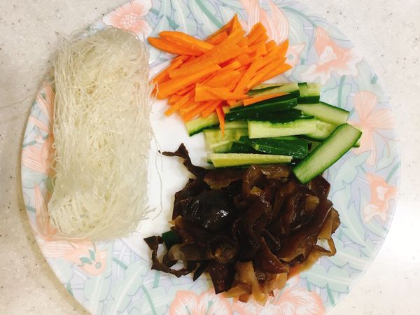 洋蔥、小黃瓜、紅蘿蔔、木耳切絲