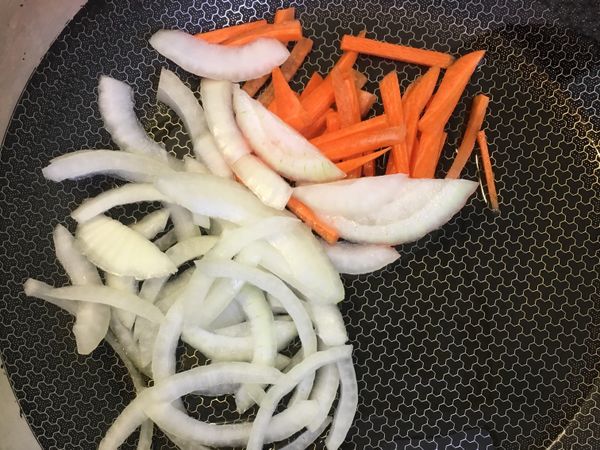 加一點橄欖油，放入將紅蘿蔔、洋蔥，炒軟後再加入小黃瓜絲及木耳絲，加一點水炒熟。