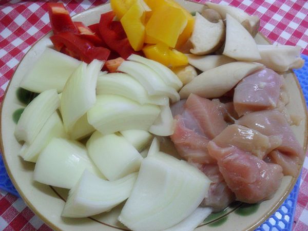 材料洗淨切好備用。