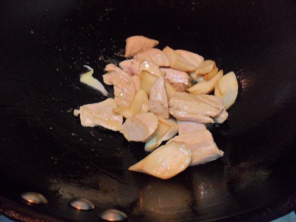 雞肉先用奶油炒香。