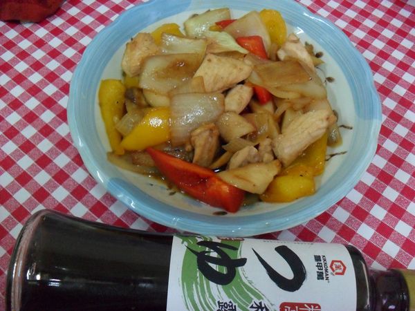 再放入龜甲萬料亭和露(香菇)。