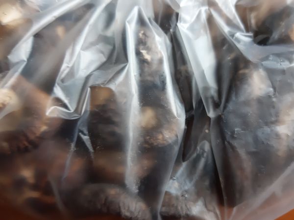 乾香菇先泡水切成絲。