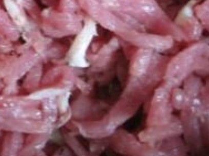 三層肉切成肉條，油鍋先熱，下肉炒熟。