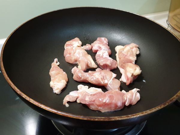 雞腿皮那面放下去煎-