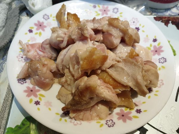 待雞皮煎至金黃色，關火起鍋，把雞肉切成喜歡的大小