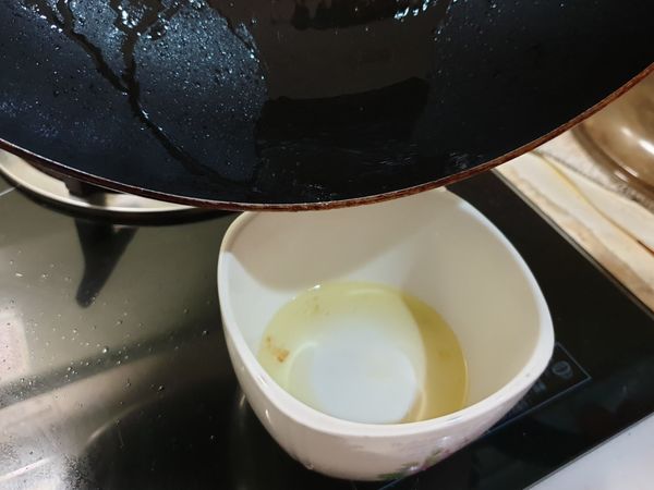 雞油倒出來（留著炒菜之類的），不然會很油ㄛ