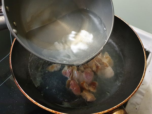 把剛燒好的水倒進肉裡，蓋鍋蓋煮2-3分鐘