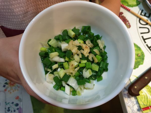 等待煮的同時切蔥末和蒜末