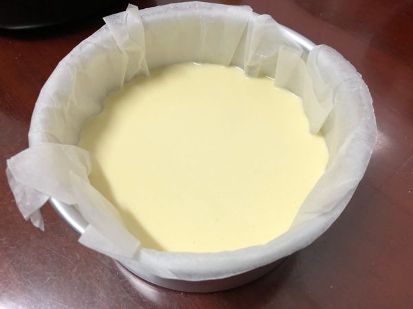 先將奶油乳酪(室溫軟化）後拌攪到細滑，將砂糖分次拌入均勻攪拌，並依續加入蛋（分次加）、鮮奶油、低筋麵粉、全部都攪拌完畢後，過篩加入6吋烤模（內要鋪烘焙紙）
放入烤模後，震幾下，讓空氣往上。
