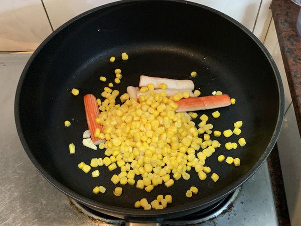 放人玉米粒跟蟹味棒，快速翻炒。