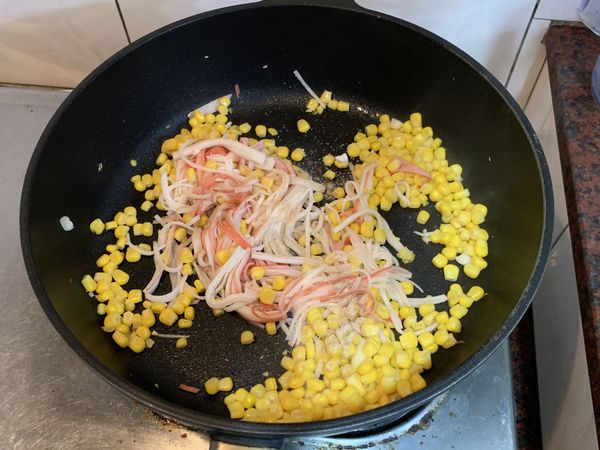 食材都是加熱即可食的，所以蟹味棒炒到差不多一根根都散開來時，加入適量的鹽和胡椒調味即可。
．黑胡楜或白胡椒都可以，一般黑胡椒比較不辣，小朋友接受度比較高，不過有的小小寶貝看到黑黑一顆一顆的會直接嫌髒拒吃.....
