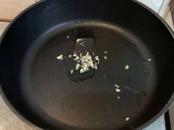 起鍋、熱油，放人蒜頭爆炒。