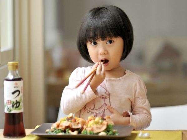 由專屬的美食評鑑員小聿試吃，酥脆的烤麩搭配蔬菜丁，口感清爽鮮甜。