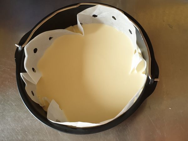 將剛剛拌好的麵糊倒入模具後，用力震兩下，將氣泡震出，如表面有小氣泡也可以戳破，這樣表面會更美喔！
此時先將氣炸鍋預熱200/7後，放入設定180/25，時間到再悶個10-20分鐘後取出放涼，再冷藏8小時