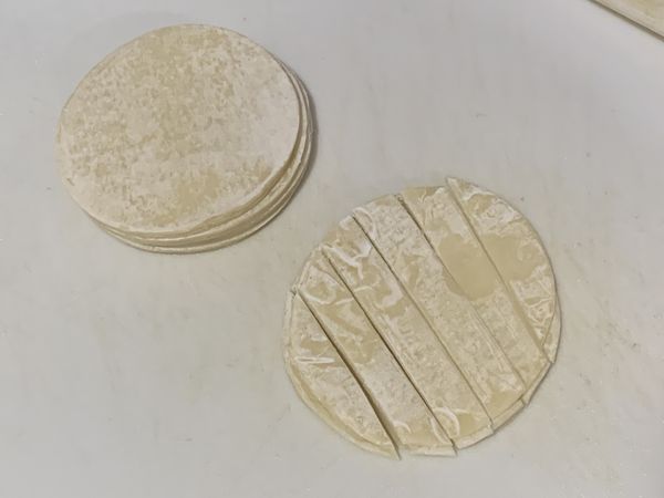 水餃皮切細條。