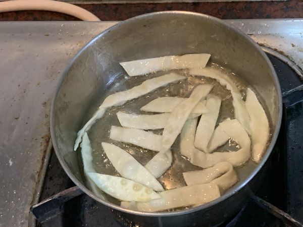 起鍋、熱油後，水餃皮直接放下去炸，炸到微黃立即起鍋、瀝油。