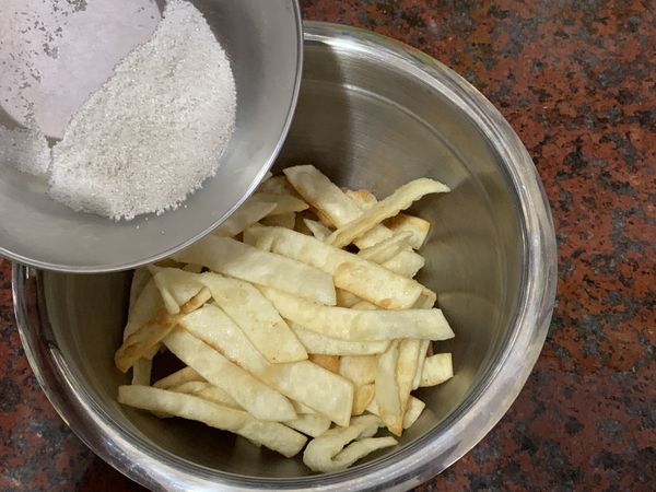 將備好的糖、鹽、胡椒倒入搖勻即可。