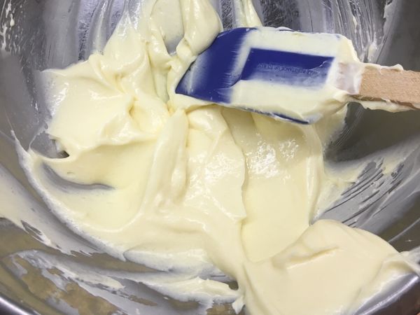 將鮮奶油乳酪用攪拌機打至細滑。