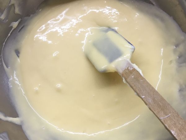 1.將全蛋一顆打入，拌勻後無蛋痕再加一顆蛋再拌勻。
2.倒入過篩完的低筋麵粉拌勻。