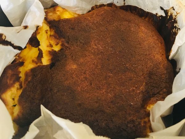 1.在氣炸鍋烘烤鍋裡舖上烘焙紙，紙揉爛一點比較好放。
2.使用飛利浦HD9642，180度烤30分鐘，用筷子戳沒有沾黏即可取出放涼。