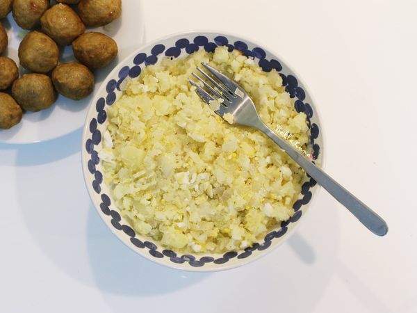 馬鈴薯用冷水煮軟(筷子可輕易插入即可)取出，馬鈴薯趁熱與水煮蛋一起壓成泥後拌入步驟3的洋蔥，並加入鹽、黑胡椒調味。
★ 馬鈴薯蛋不用完全壓成泥，些許塊狀可以增加口感。