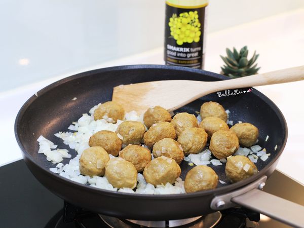 鍋中倒入油，熱油後放入 IKEA 瑞典肉丸與切丁洋蔥拌炒至洋蔥軟、肉丸熟透。
★ 若是冷凍的肉丸冷油就可先放入鍋中，讓肉丸慢慢解凍。