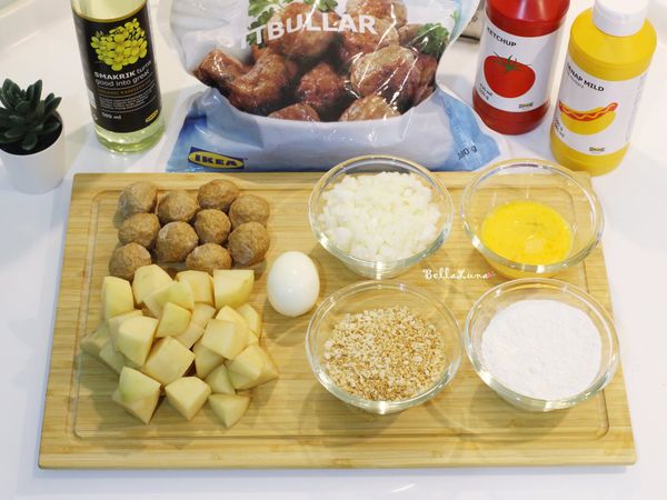 將麵包粉放入鍋中乾炒至金黃色、煮一顆水煮蛋、洋蔥切丁、馬鈴薯去皮切塊備用。