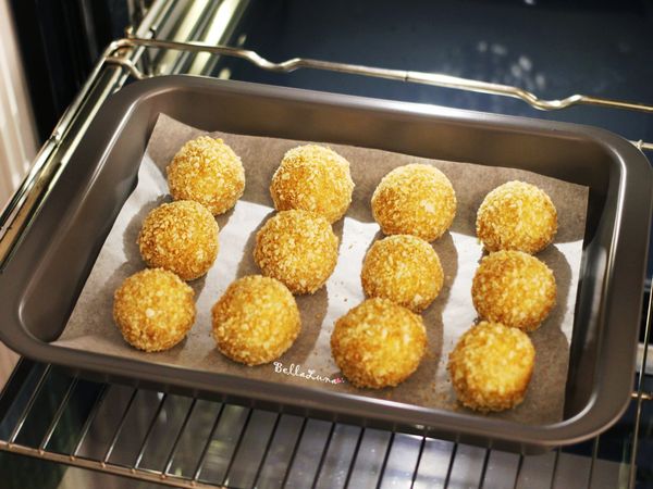 將馬鈴薯肉丸送入已預熱180度的烤箱烘烤15~20分，這就完成不油又香酥的『酥烤馬鈴薯瑞典肉丸』了，最後再依自己喜好沾番茄醬或芥末醬囉！
★ 每台烤箱火力不同，時間溫度要自行注意喔！