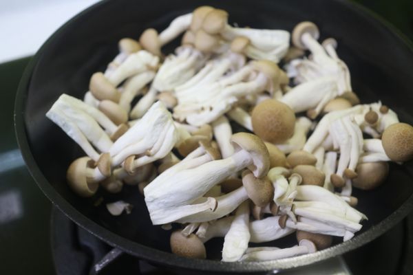 把鴻喜菇去掉根部後,乾鍋小火 慢慢炒到軟化