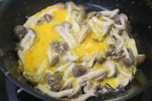 加上打散的雞蛋快速快炒