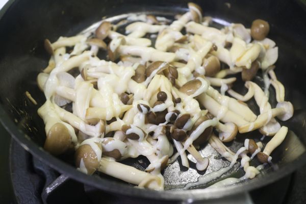 因為沒有加油,再加上沙拉醬,鹽巴,胡椒粉 炒到入味會更滑嫩