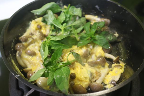 等到蛋幾乎快熟時 再把九層塔下鍋拌炒一下就ok