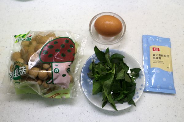 沙拉醬可以用原味或是家裡有的去使用, 我家中還有凱薩沙拉醬