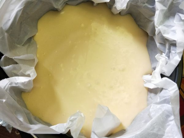 烤膜舖烘培紙（揉皺放入），再倒入蛋糕糊