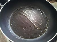 洋蔥切絲、九層塔切末、熱鍋加油。