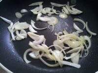 加入洋蔥炒至微焦。