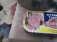 魚罐頭的油倒入鍋內。
P.s小心油噴出來