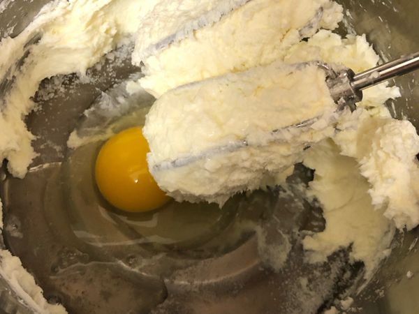 再分次加入全蛋拌勻