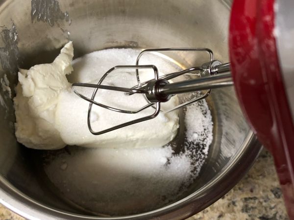 奶油乳酪室溫軟化拌勻
分次加入砂糖拌勻