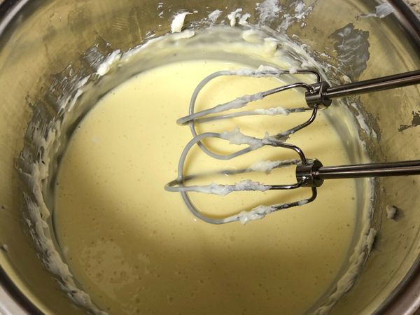 加入鮮奶拌勻
加入低筋麵粉拌勻