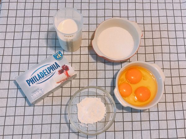 奶油乳酪放室溫30分鐘軟化，其餘材料秤重備用