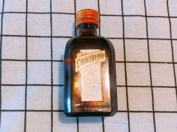 君度橙酒，加的目的可讓蛋糕體更細緻，沒有的話可用檸檬汁代替