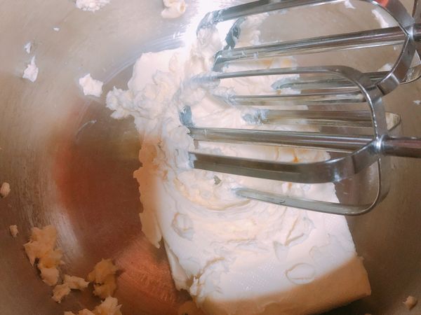 軟化的奶油乳酪，用攪拌機打至充分軟化（沒有電動攪拌機，可用手打）