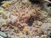 加入糙米飯，拌勻。